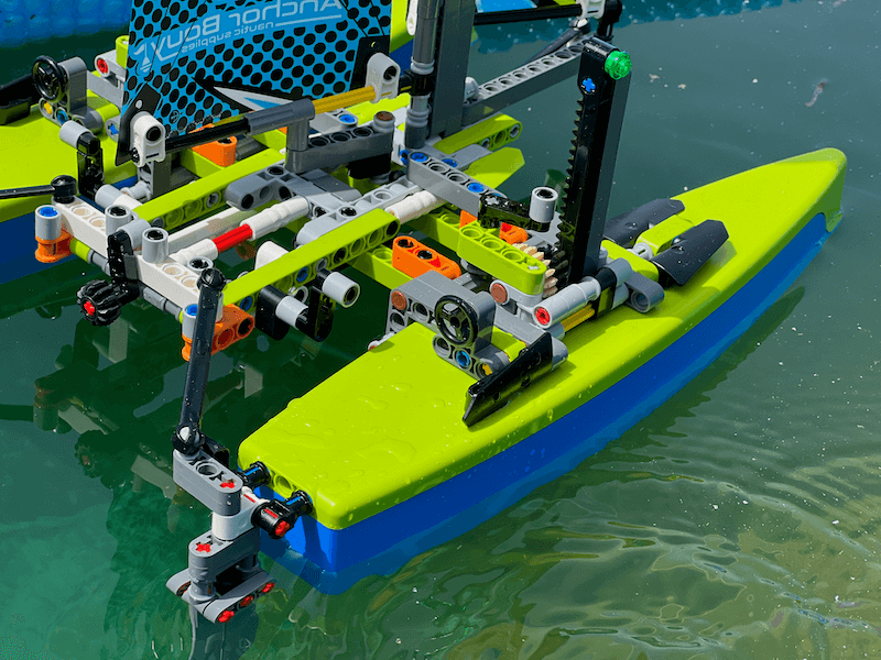 Lego Katamaran im Wasser
